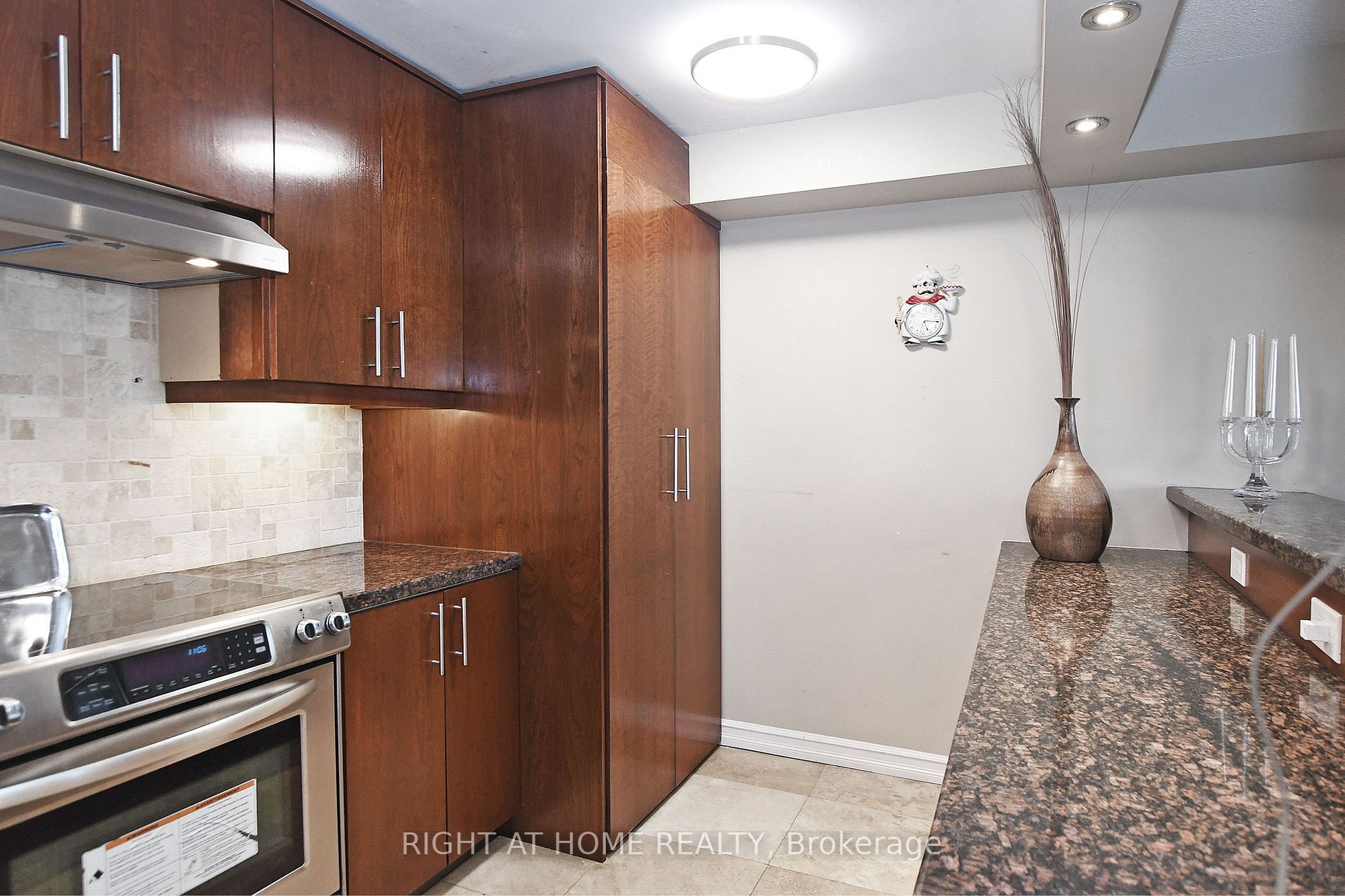 60 Inverlochy Blvd 806