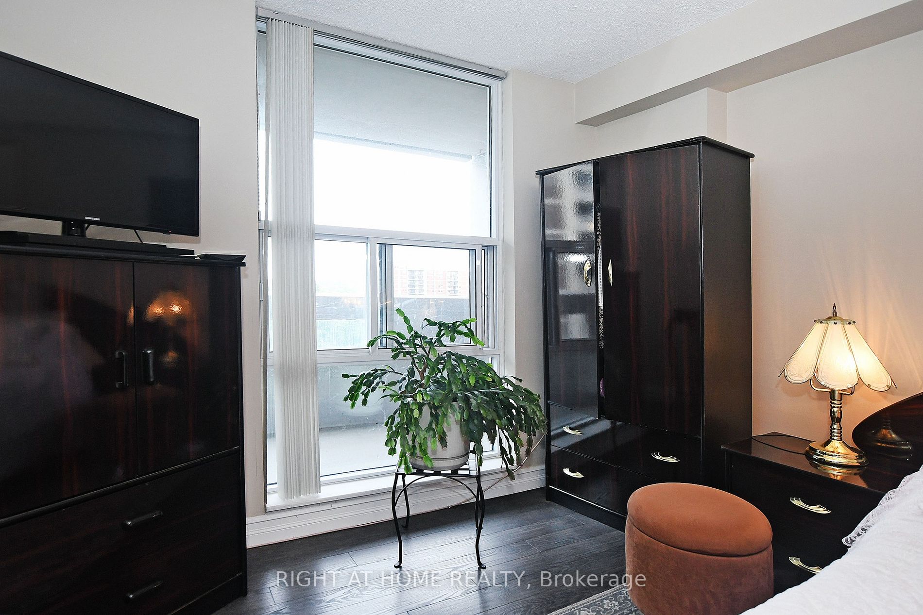 60 Inverlochy Blvd 806
