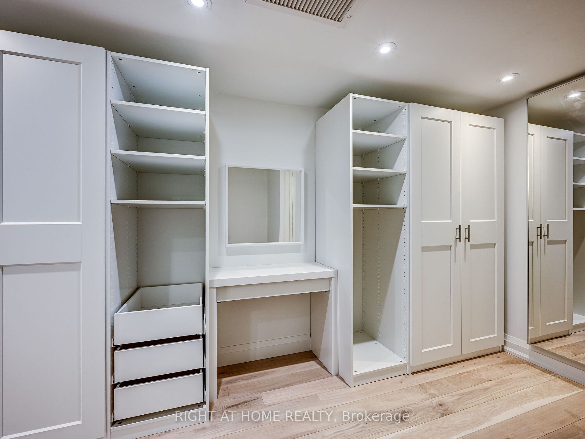 480 W Queens Quay 402W