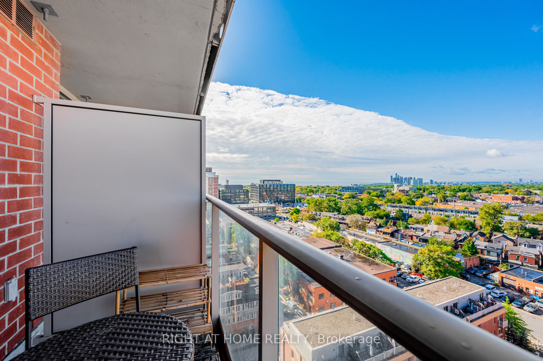 1369 W Bloor St 1410