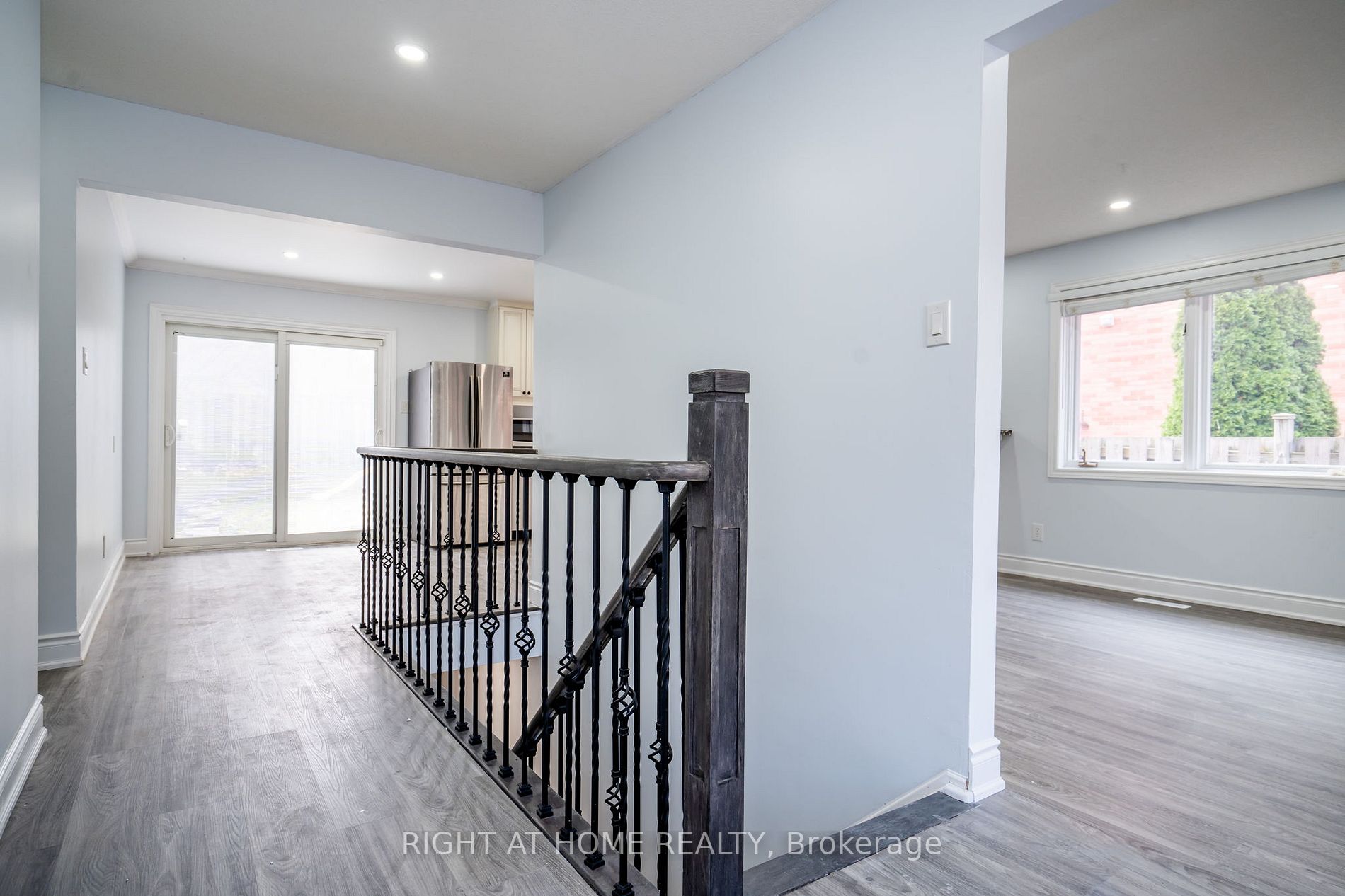 1052 Dina Cres
