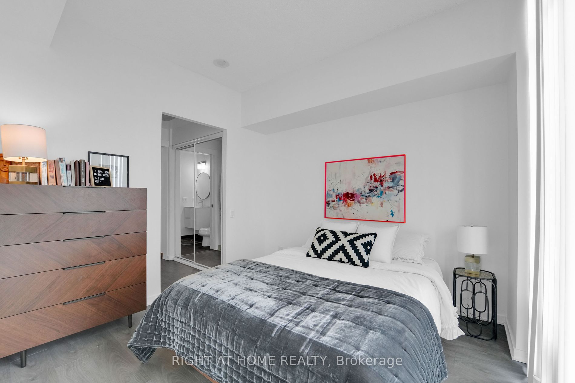 105 The Queensway St 1414