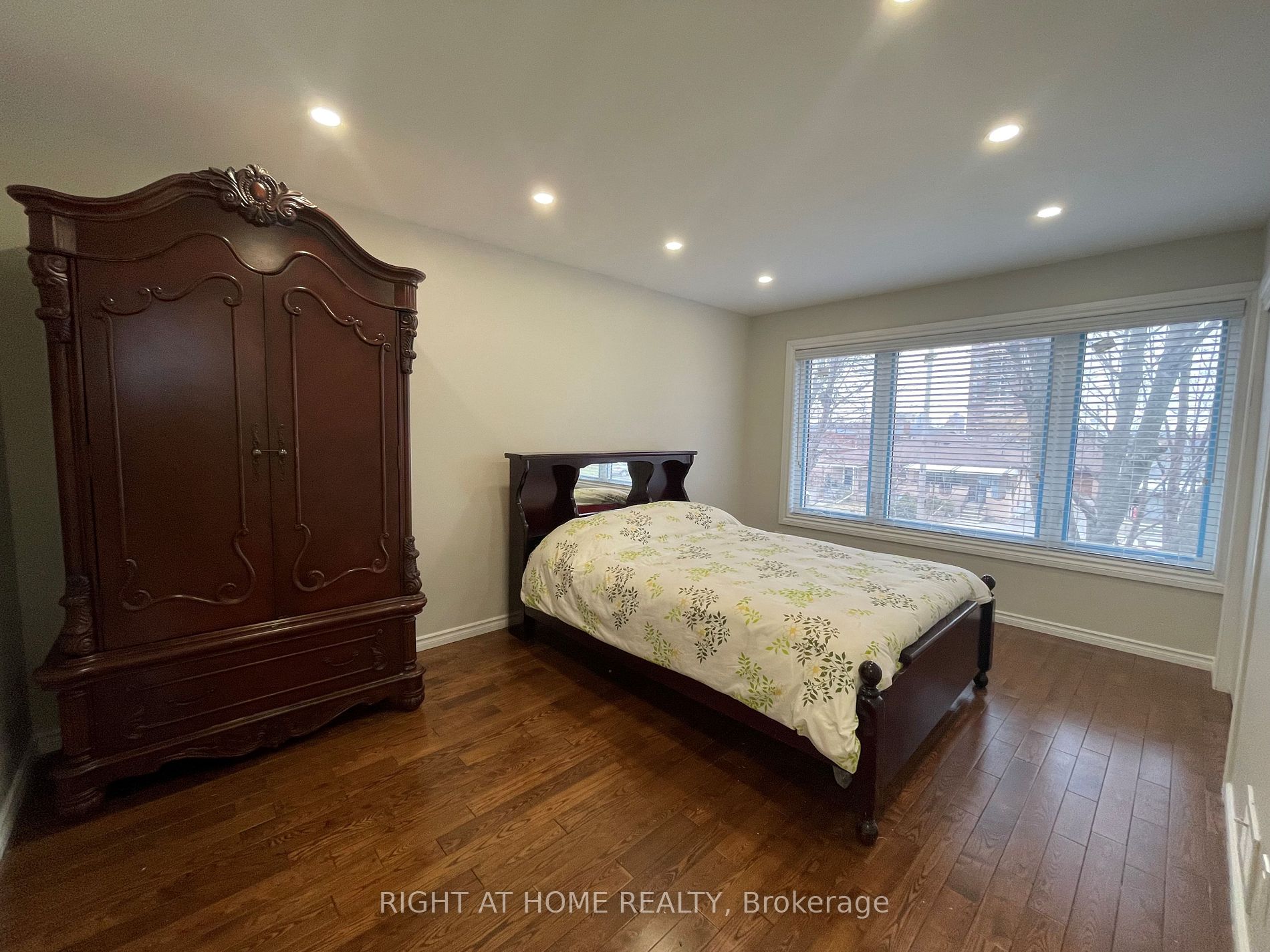 22 Neames Cres Room B