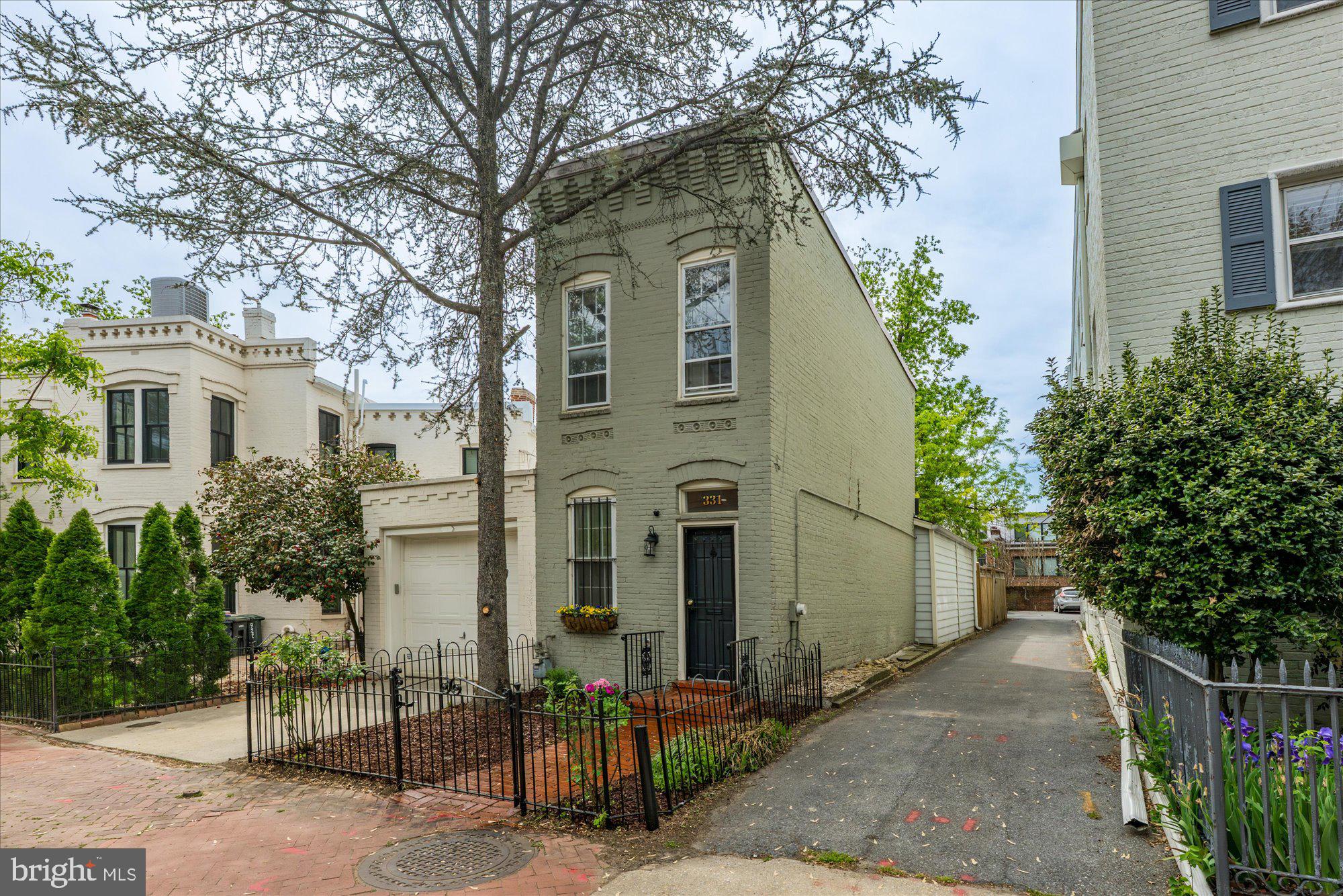 331 10th St SE  