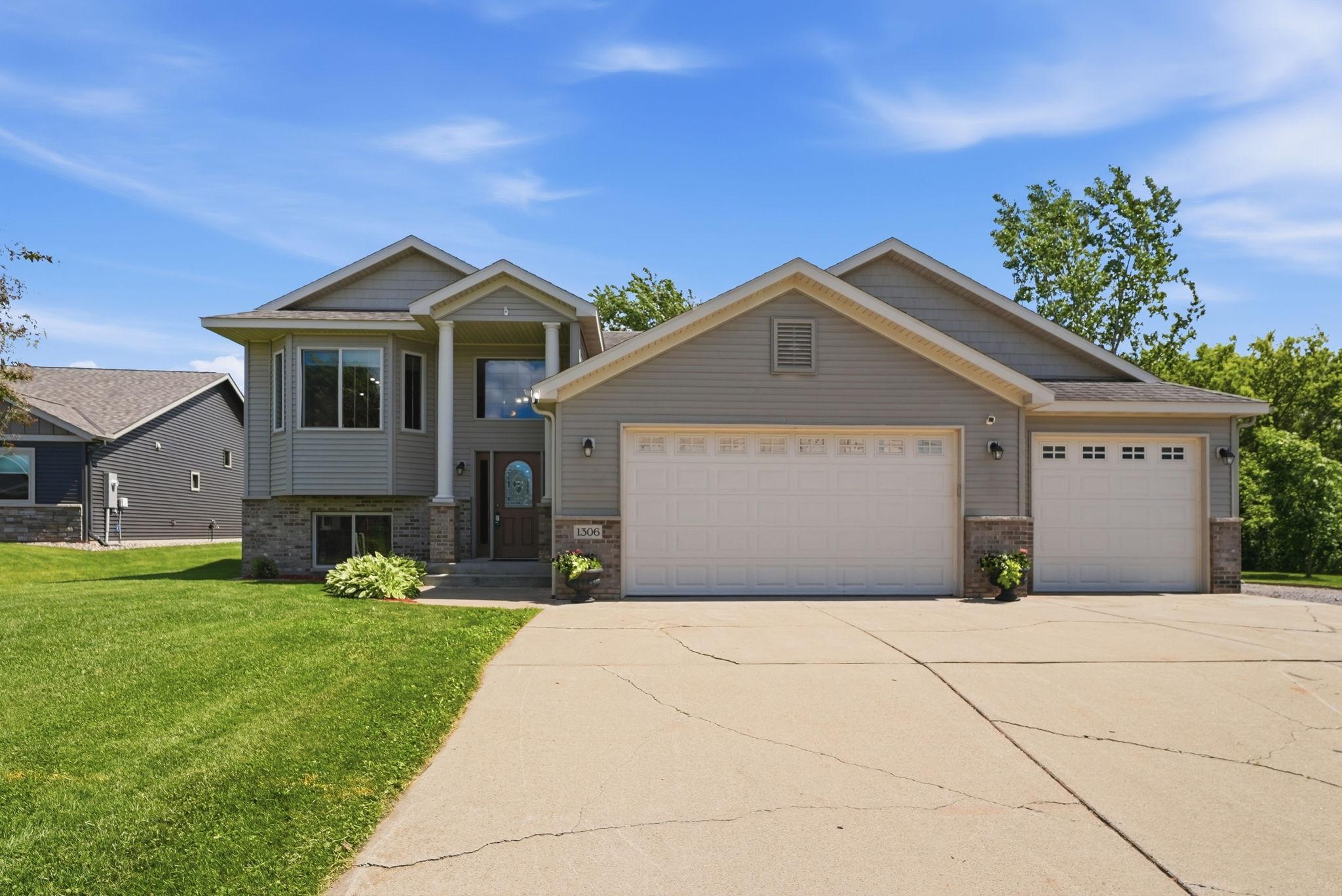 1306 Iris Lane NE
