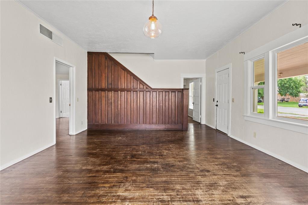 108 W Tom Stafford Street