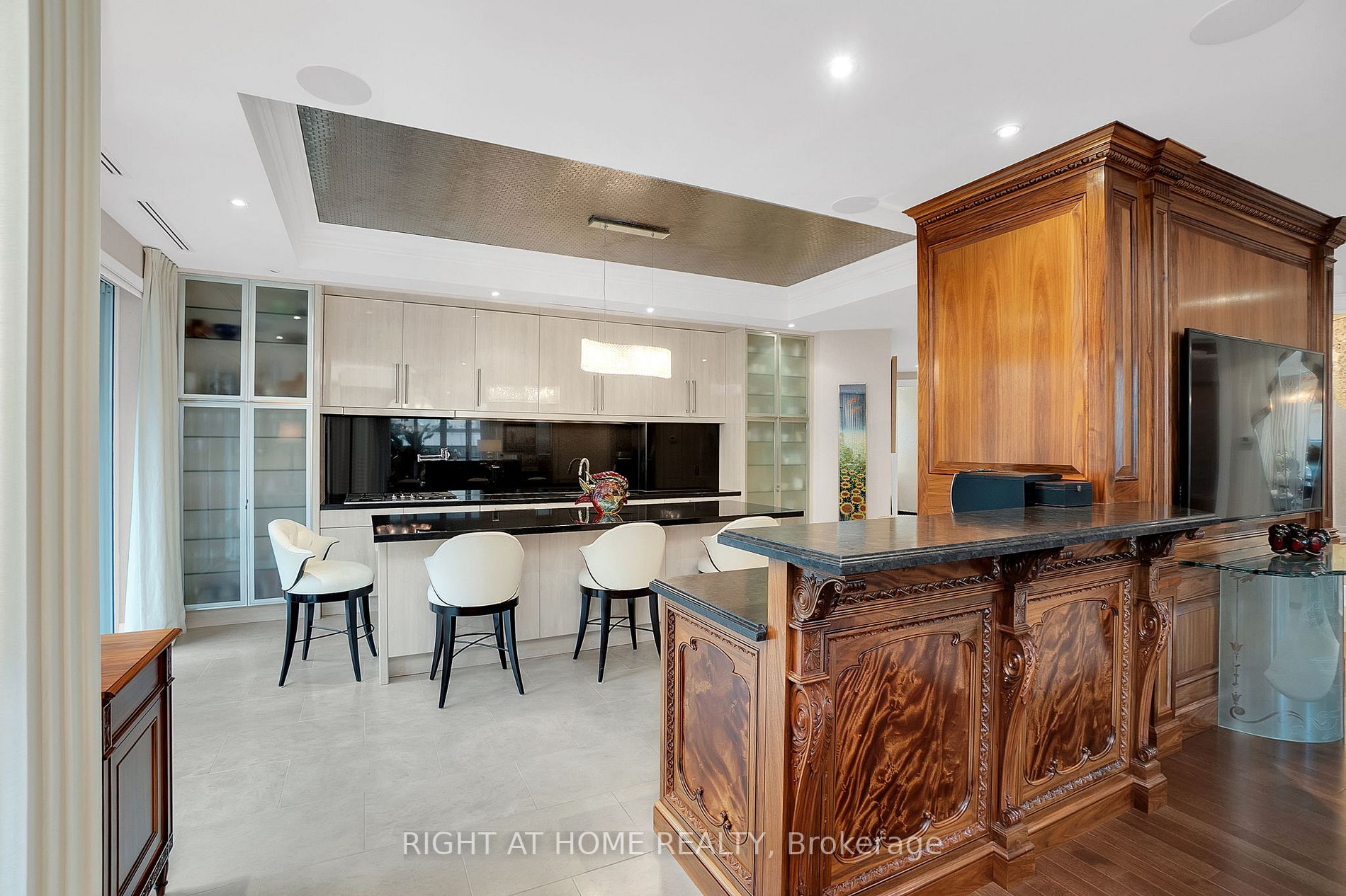 100 Yorkville Ave 301