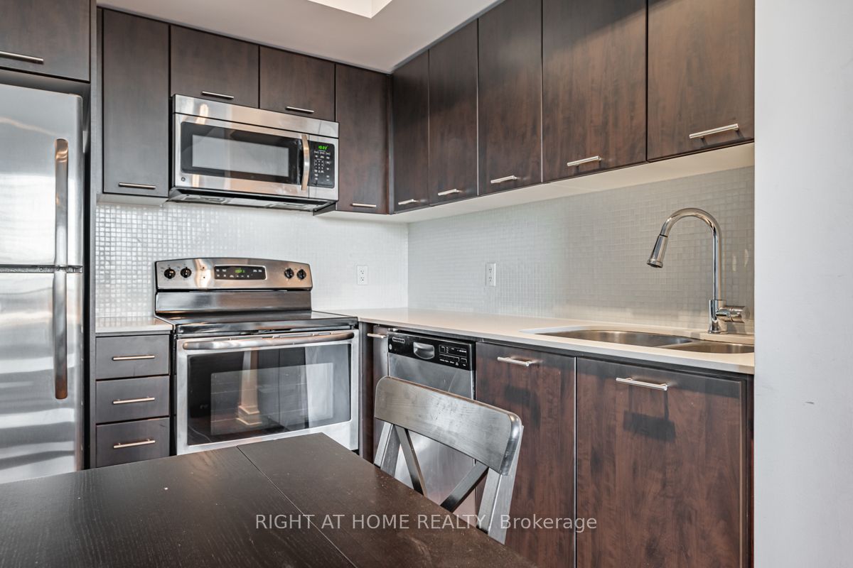 2200 W Lakeshore Blvd 612