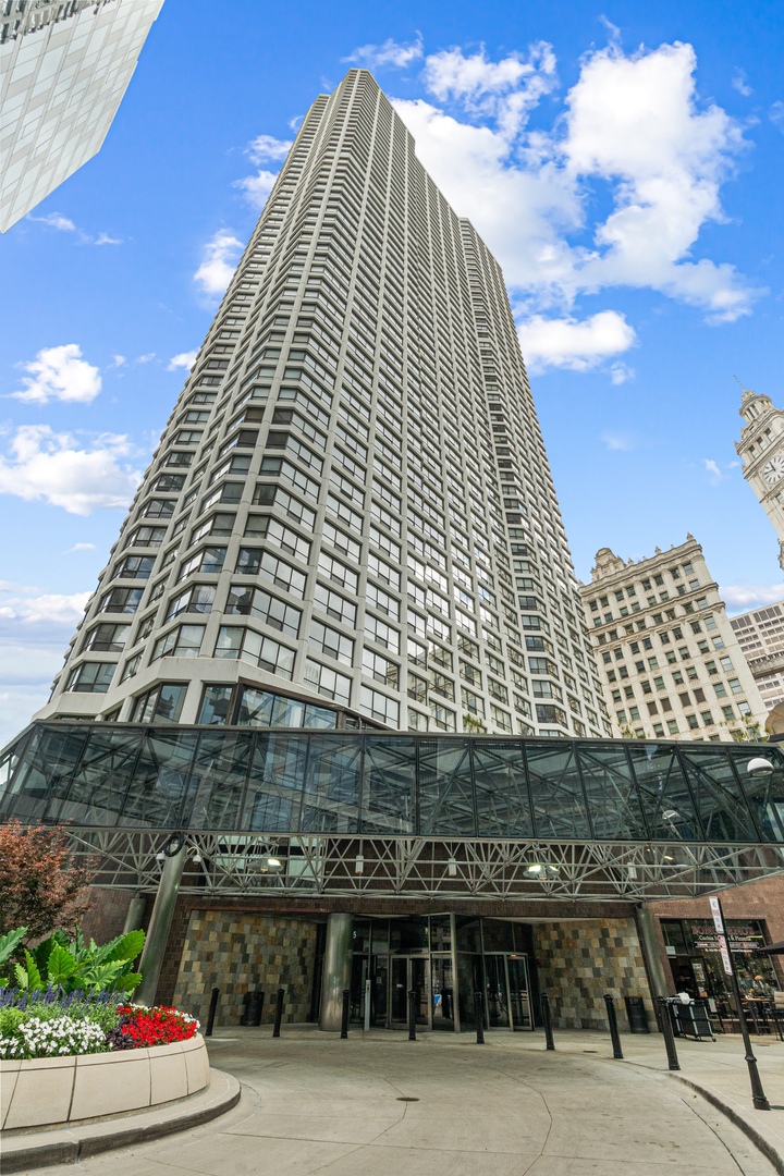 Located on the 28th floor of the full-amenity River Plaza building, this 890 sq ft one bedroom condo offers bright, open living in one of Chicago's most desirable neighborhoods. The home features a freshly painted interior and an open-concept layout with large windows that bring in natural light and offer expansive city views. The kitchen includes granite countertops, stainless steel appliances, and a breakfast bar for added convenience.The primary bedroom is generously sized with a large picture window, soft carpeting, and an oversized walk-in closet with custom organizers. Additional coat and linen closets provide ample storage.River Plaza offers a wide range of amenities, including:24-hour door staff and on-site management, fitness center with cardio and weight equipment, indoor pool, hot tub, sun deck, business center, hospitality room, valet dry cleaning, and package room. Conveniently located just steps from the Chicago Riverwalk, Michigan Avenue, theatre district, and public transportation, this home provides easy access to everything the city has to offer.HOA dues include heat, A/C, water, cable, internet, and all building amenities. Investor-friendly building.
