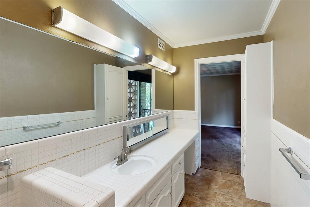 2301 Ridgmar Plaza 8