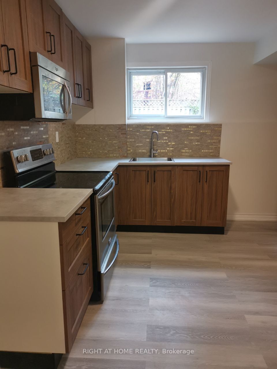 34 Hodgins Ave BSMT