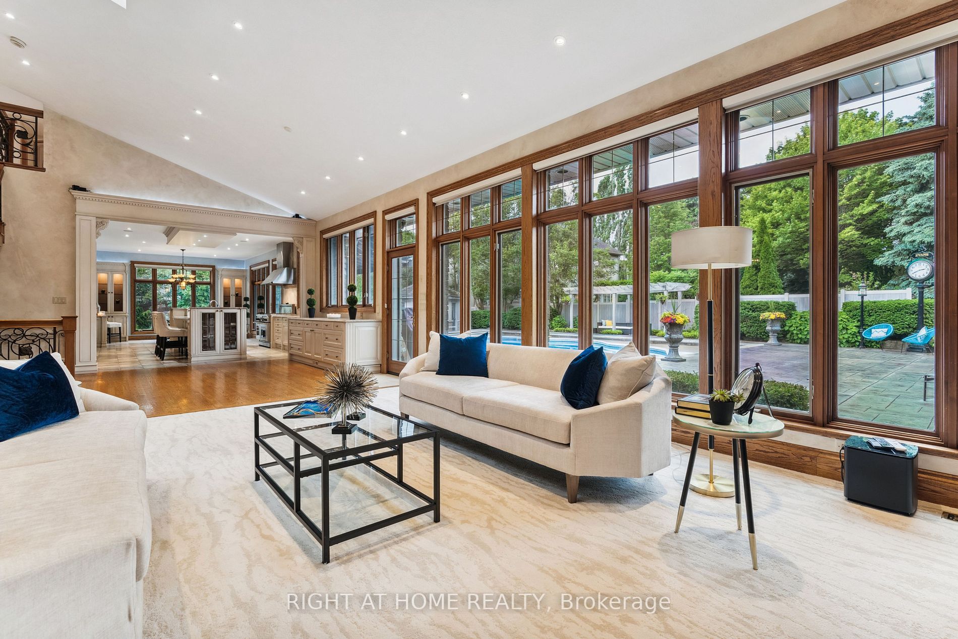 206 Lakeside Ave
