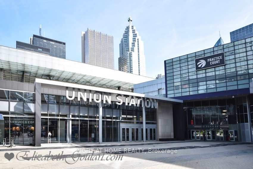 15 E Queens Quay 704