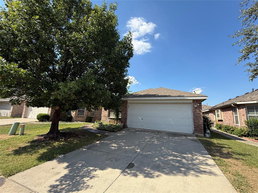 Great starter home or Investment opportunity. House is ready for refurbishment for a new family or tenant. Good sized 3-bedroom home, two full bathrooms. Open plan kitchen living, dining room. Two car garage. Covered patio at the back. Primary bedroom has an en-suite bathroom with walk in closet. Close to shops, dining, schools and other amenities. *Information herein is considered reliable but not guaranteed*