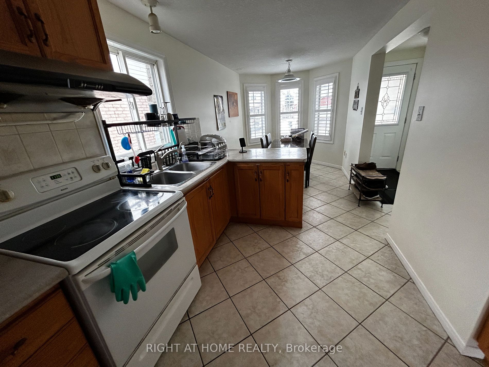8 Castlebury Dr