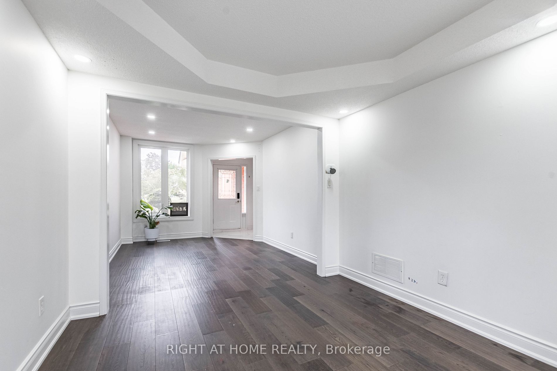 5579 Whitehorn Ave Upper