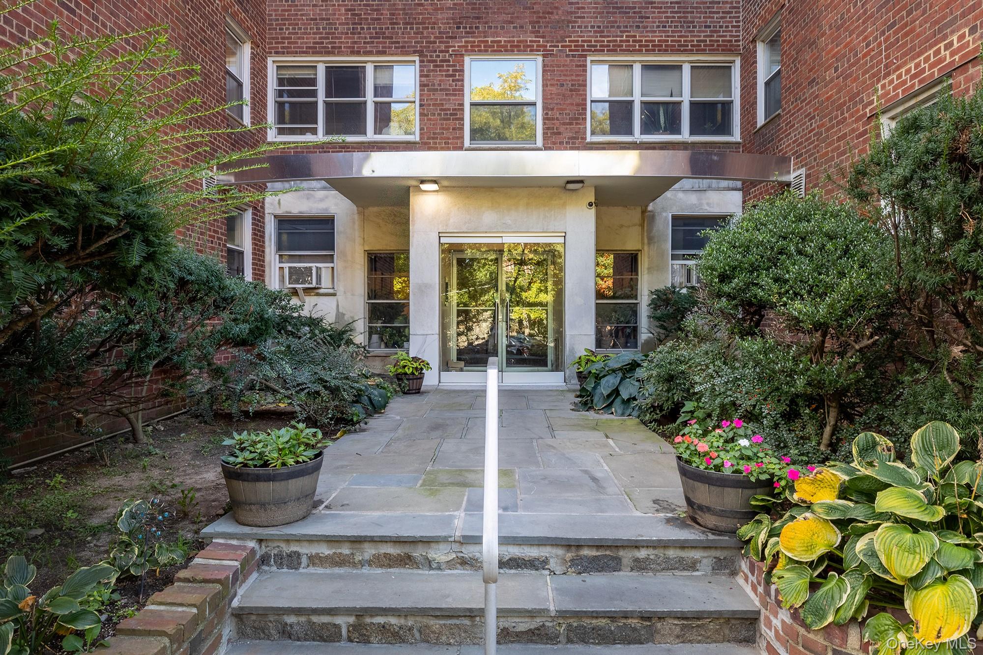 1234 Midland Avenue 4H