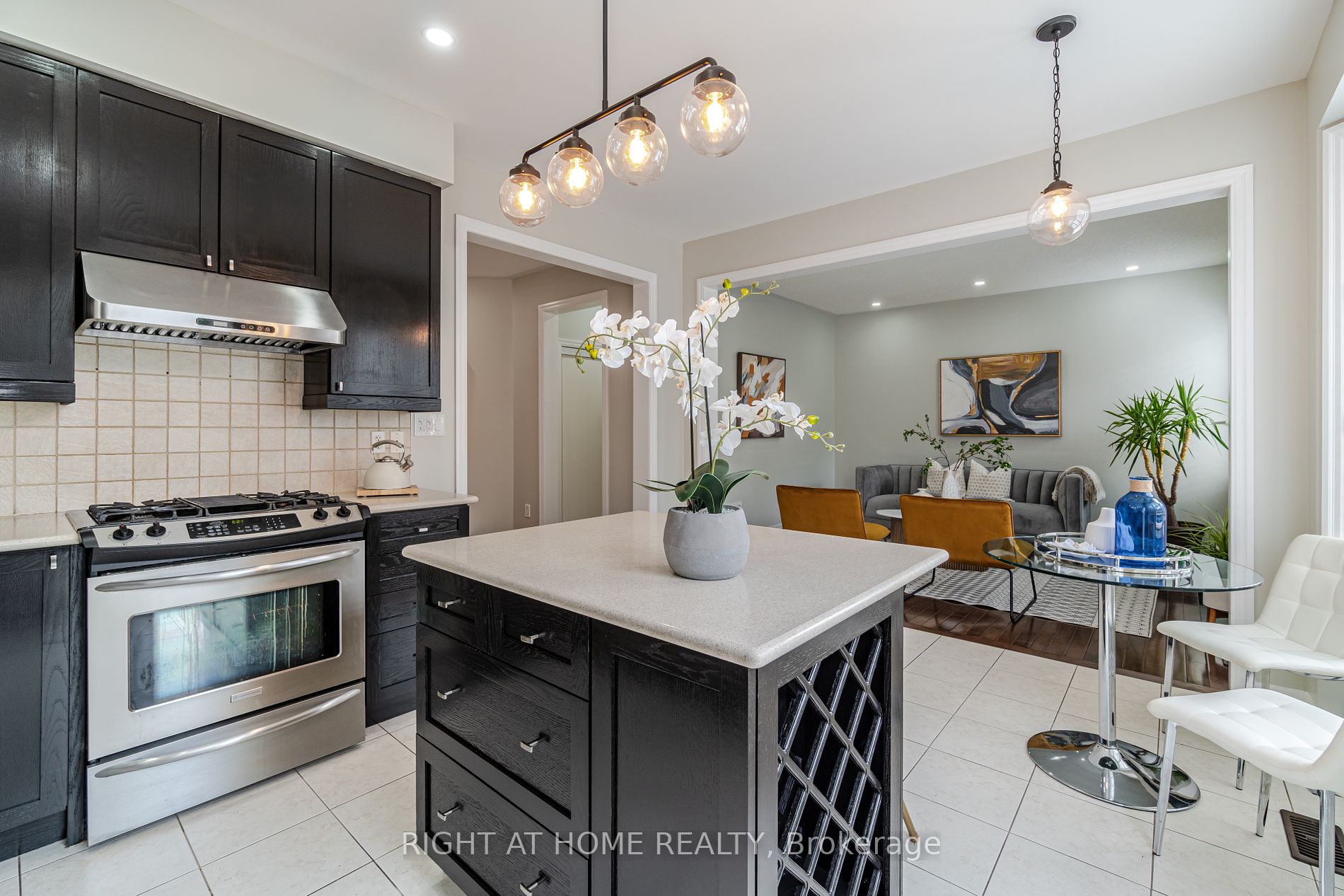 19 W Dehaviland Cres