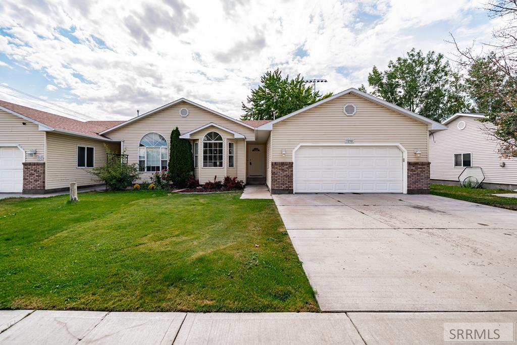 3290 Carolyn Lane