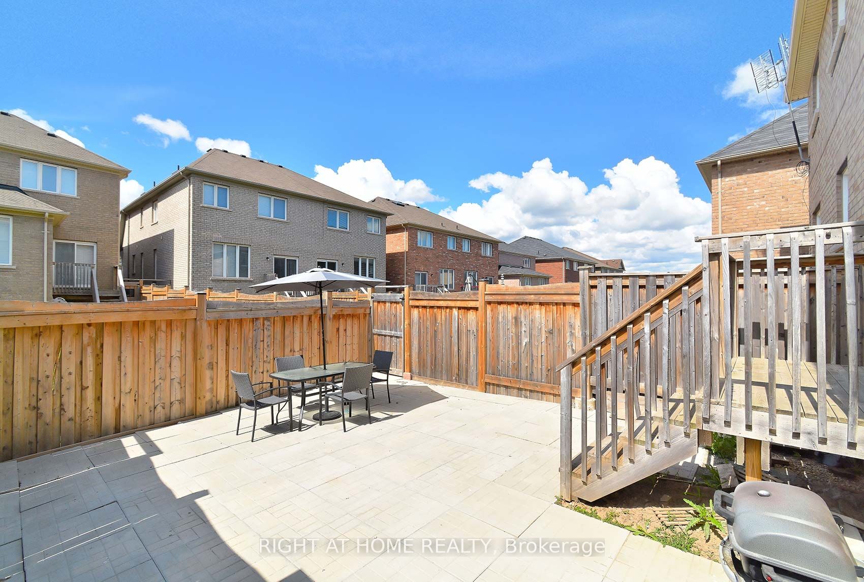 736 Farmstead Dr