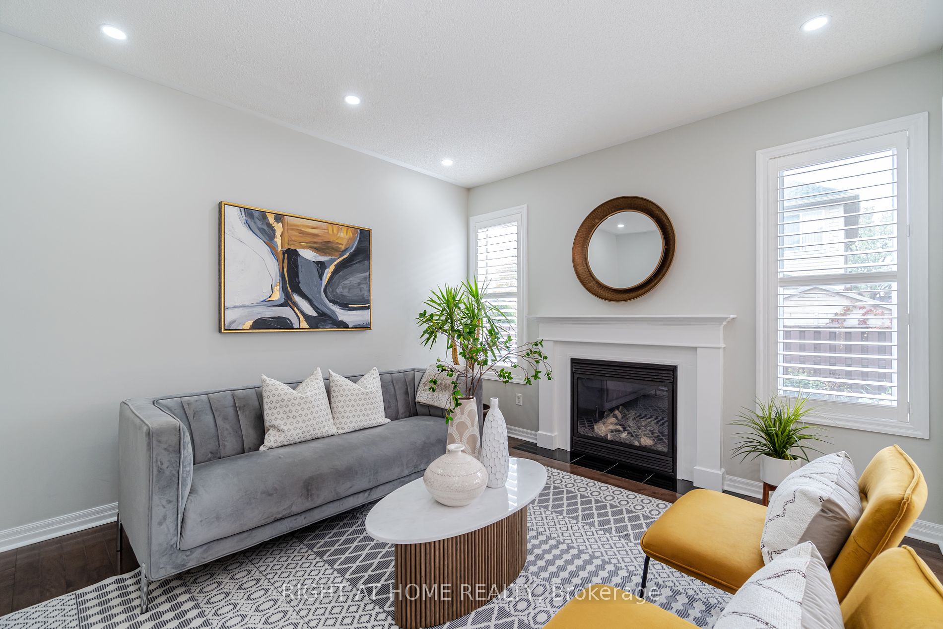 19 W Dehaviland Cres