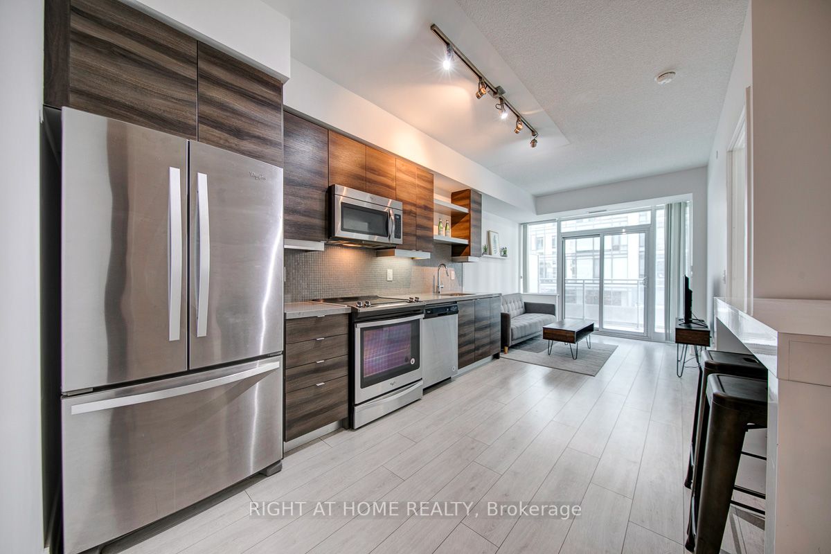 525 W Adelaide St 932