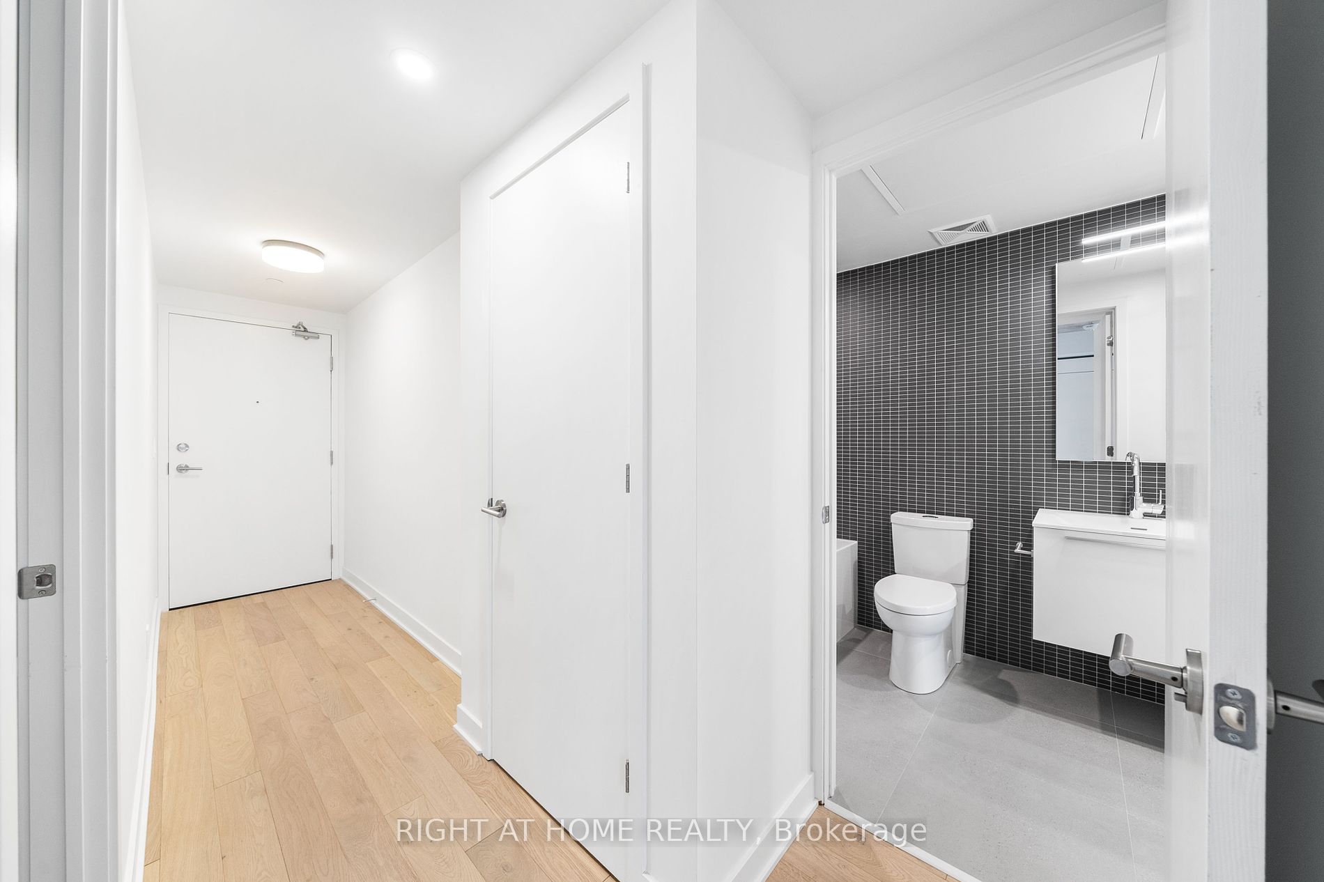 2720 Dundas St 520