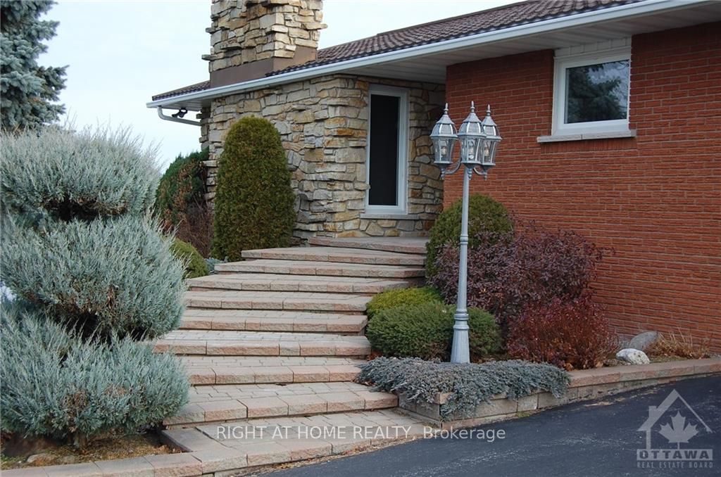 1835 CHEMIN DU TRAVERSIER Rd
