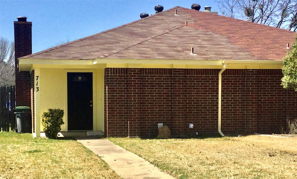 Completely updated with NEW flooring, paint inside and out, New appliances 2022.Duplex is walking distance to historic Grapevine Main Street and Gaylord Texan, Grapevine Mills, Great Wolf Lodge, and so much dining and shopping.Great location with Easy access to Hwy 114, 121, 635. Come see!