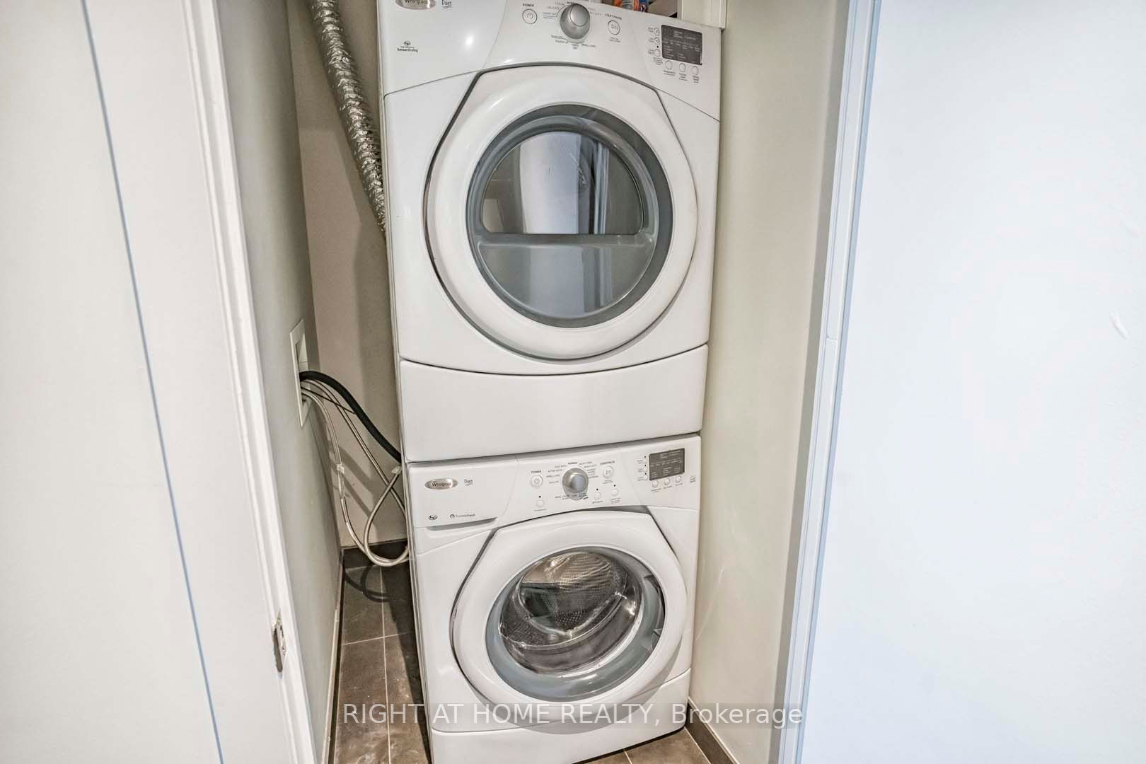 95 Bathurst St 1405