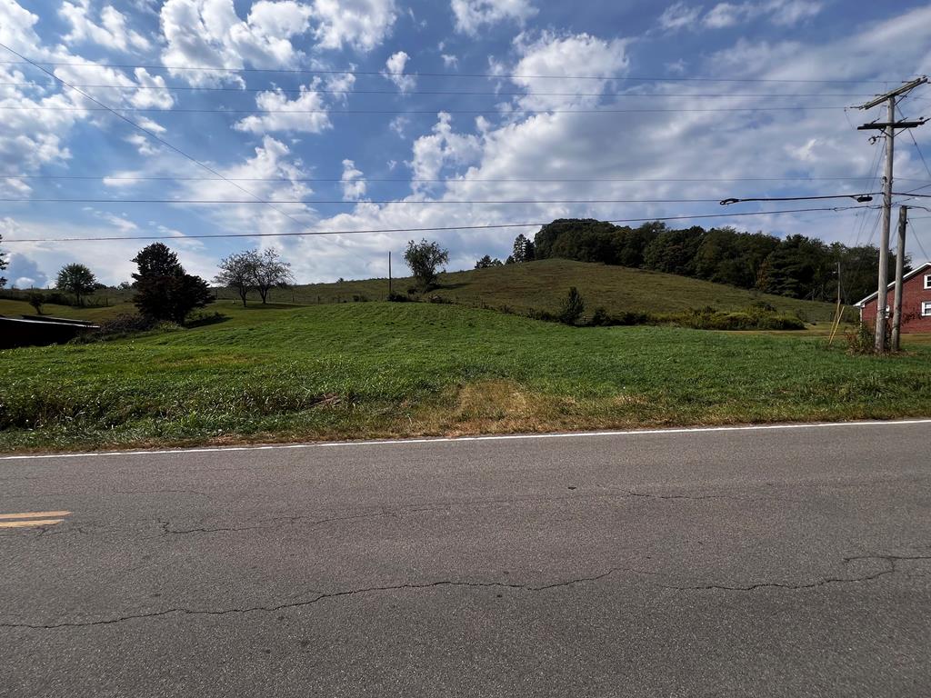 Nice, beautiful country lot consisting of 0.798 acre to build that dream home or place that modular or manufactured on. Close to downtown Fries, easy access to the New River and the New River Trial.