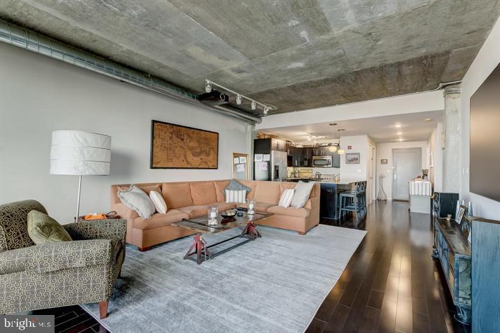 Gorgeous 1 bedroom 1.5 bath condo in Silo Point with incredible views of the city. Spacious gourmet kitchen with center island and breakfast bar, stainless steel appliances and granite counter tops. The kitchen opens to the contemporary style living room with custom projector and screen, wood floors and expansive windows, with amazing views of the city! Over-sized master bedroom with attached full bath, with dual vanity and separate bath and shower. Laundry room in unit, and two parking spaces convey. Silo point offers tons of amenities, some of which include the Sky lounge, with an expansive terrace over looking the water, fitness center, game room, meeting room and concierge.