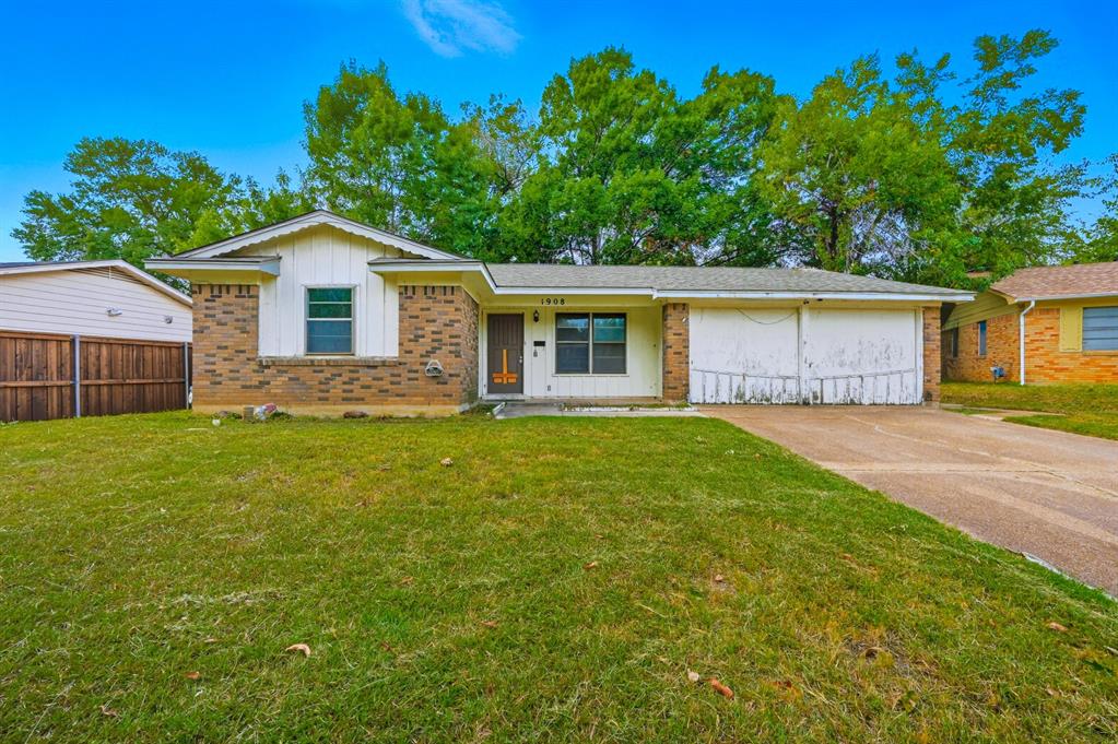 Dust off your tool bag and come make this home great again.   Priced well below value.  Great location as it's in a cul de sac.   Might just be close enough to walk to UTA college.  With all the students maybe this would be a good rental.