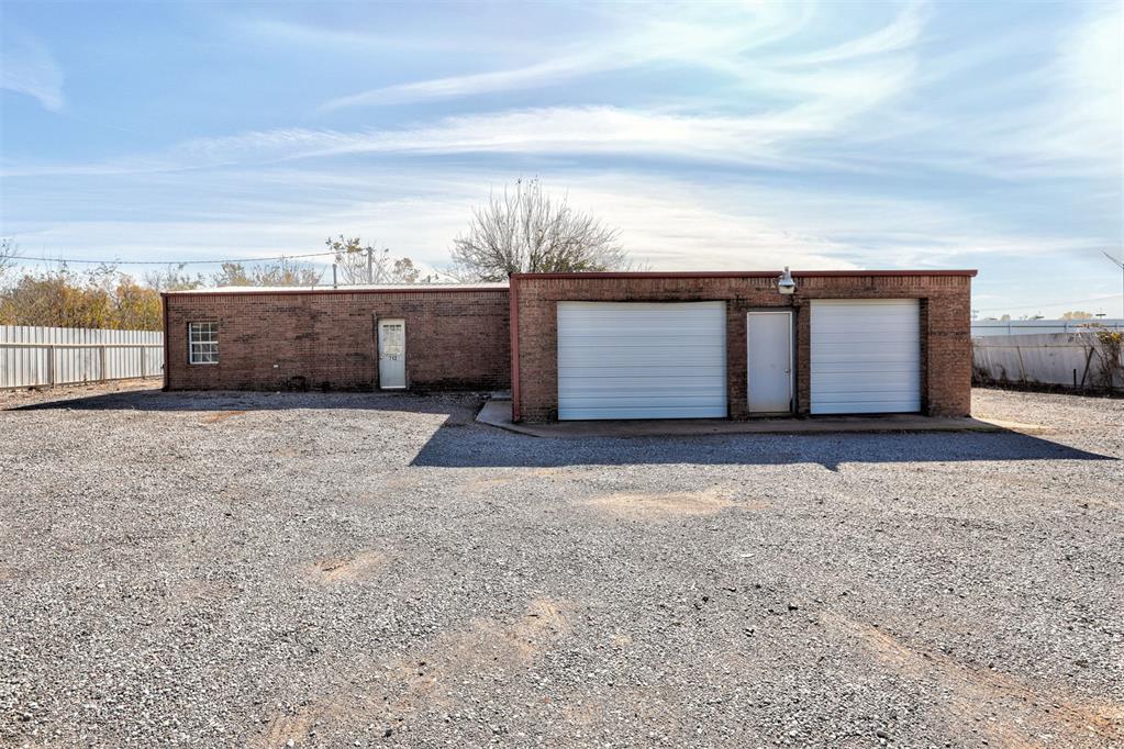 Excellent Zoning C-5 Light manufacturing Car Lot Wholesale Dealer, roofing, storage, drywall company, cabinetry, many uses (Moore City Zoning. ) Call for Details and Appointments. *** 712 1/2 Cass ** is Correct Address