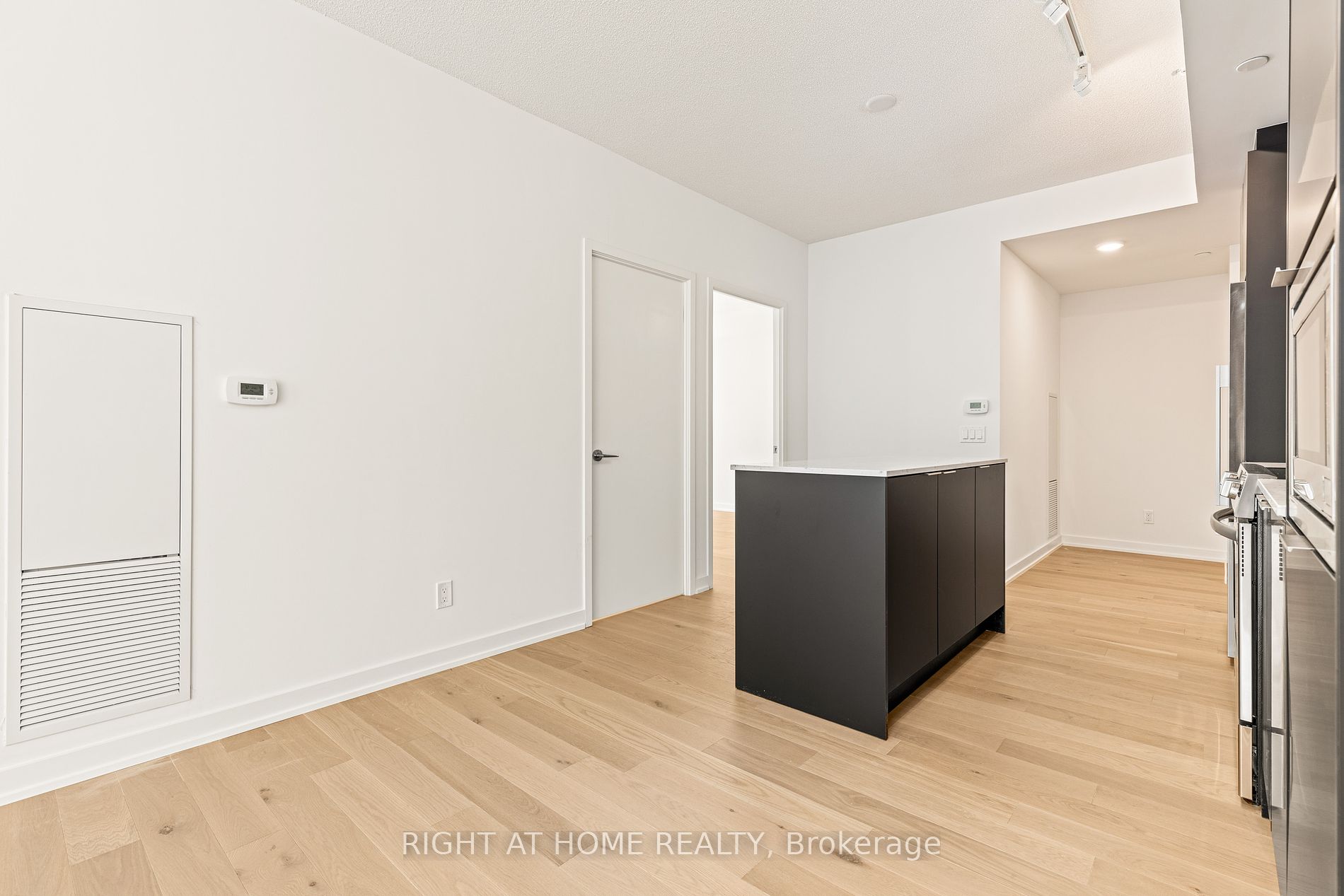 25 E Richmond St 315