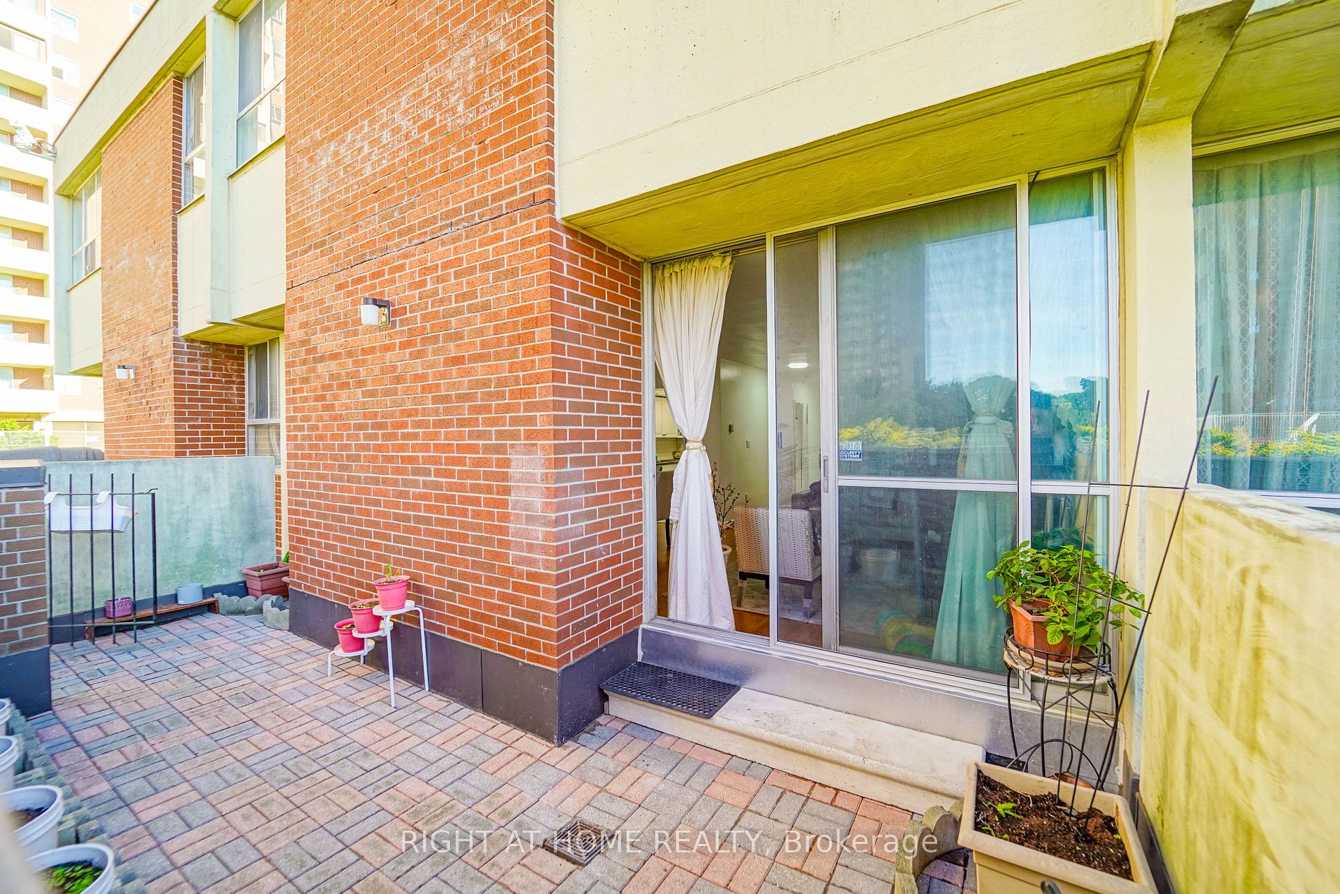 10 Crescent Town Rd 303
