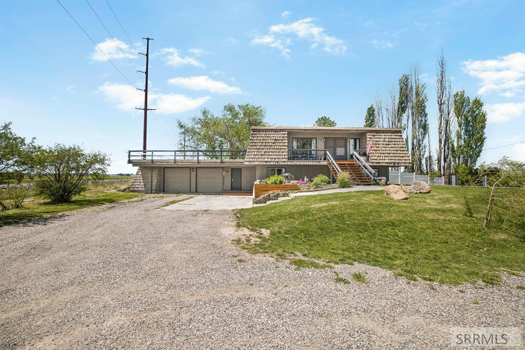 8955 N 15th E