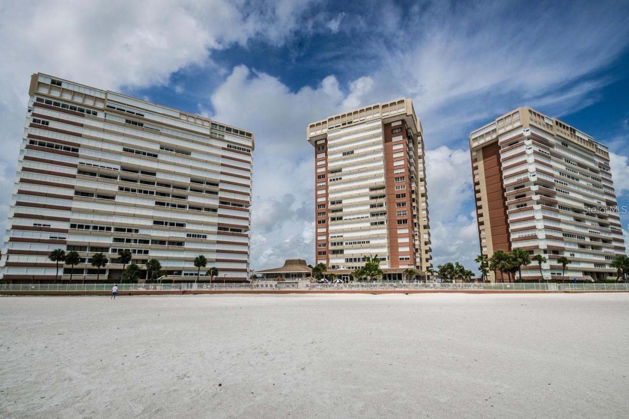 LARGE 1 BDRM 1,5 BATH GULF FRONT IN RT2. NICELY UPGRADED