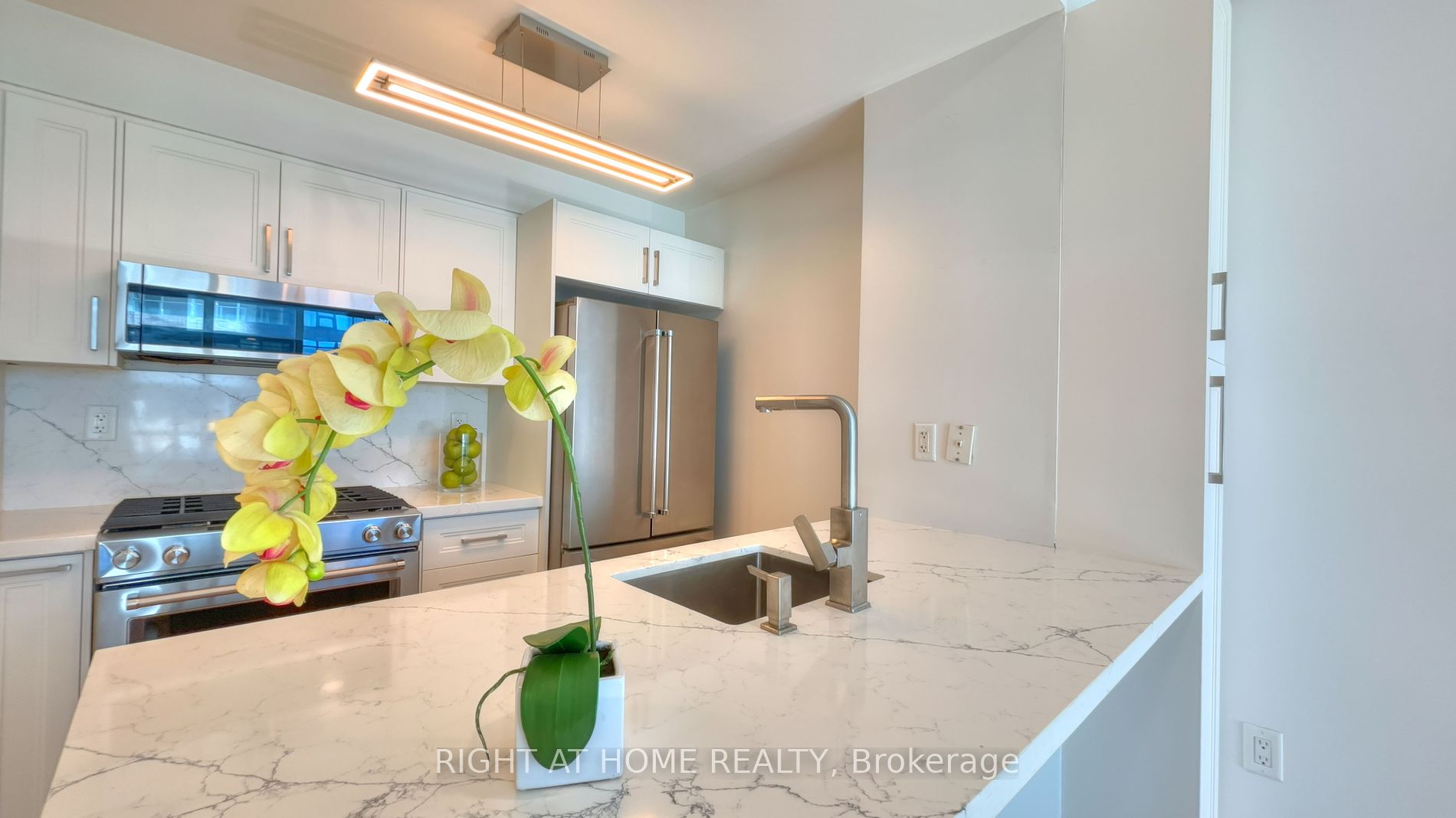 9 Spadina Ave 312