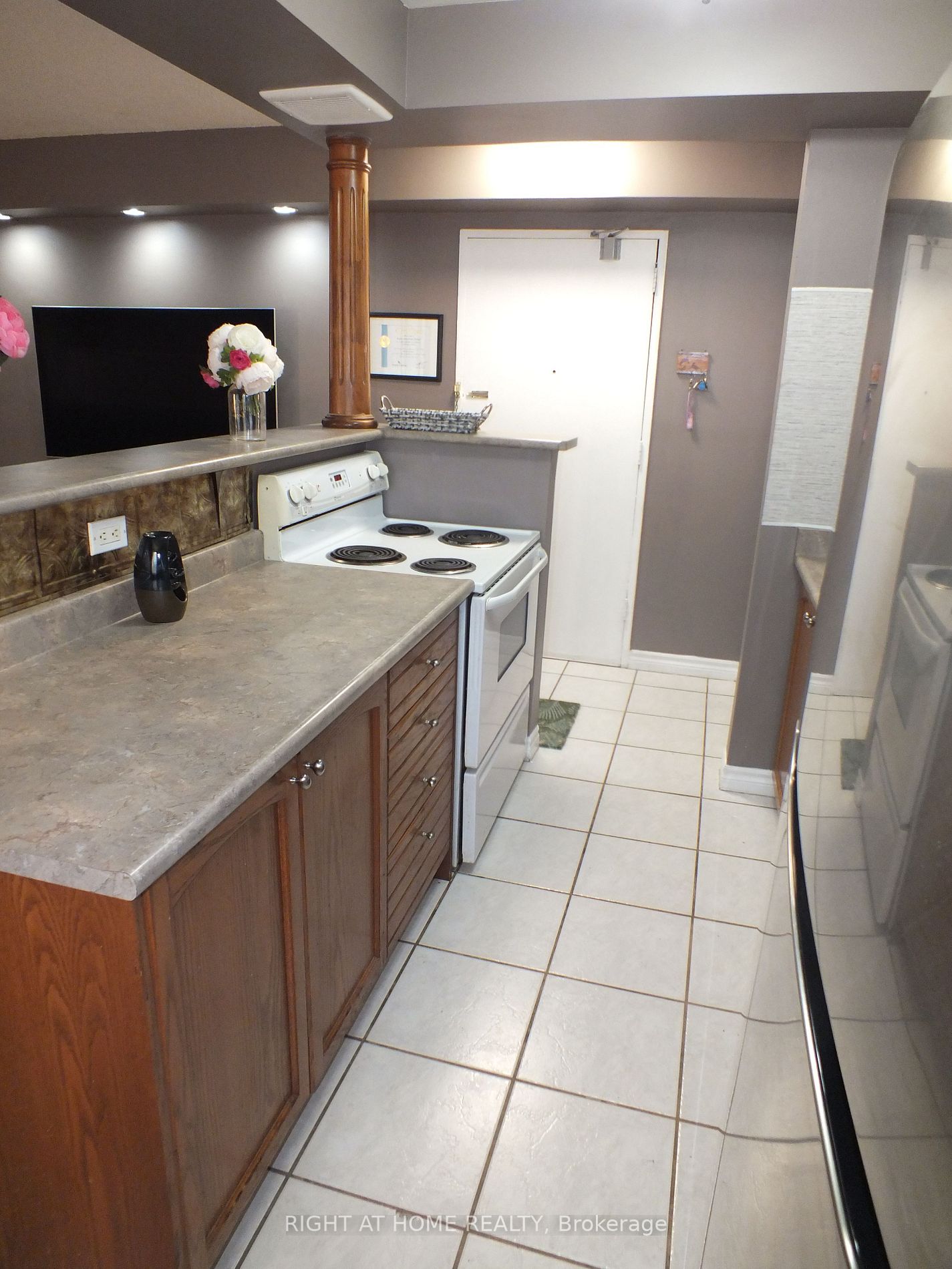 851 Queenston Rd 103
