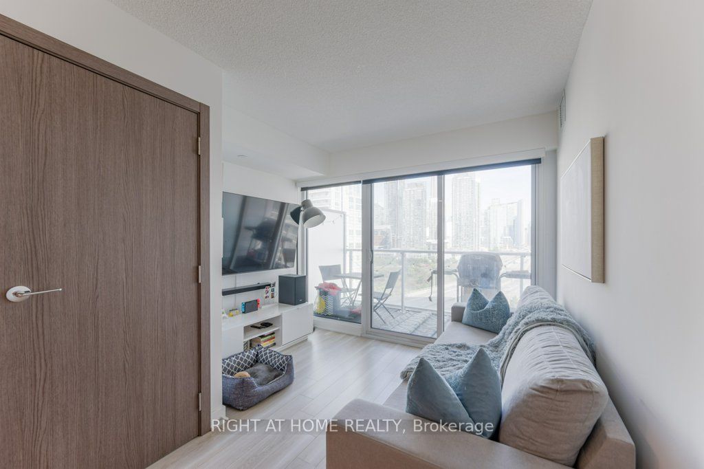 17 Bathurst St 1112