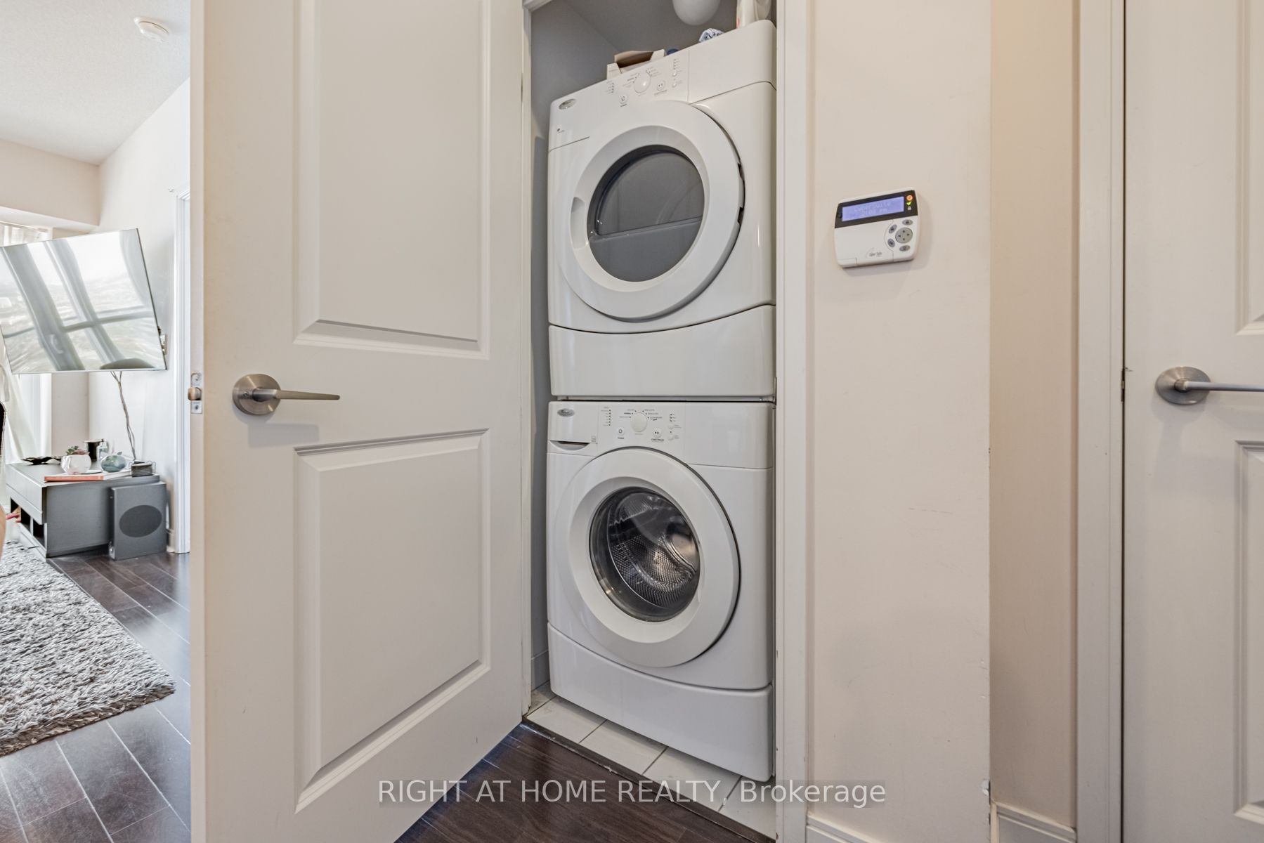 60 Absolute Ave 5208