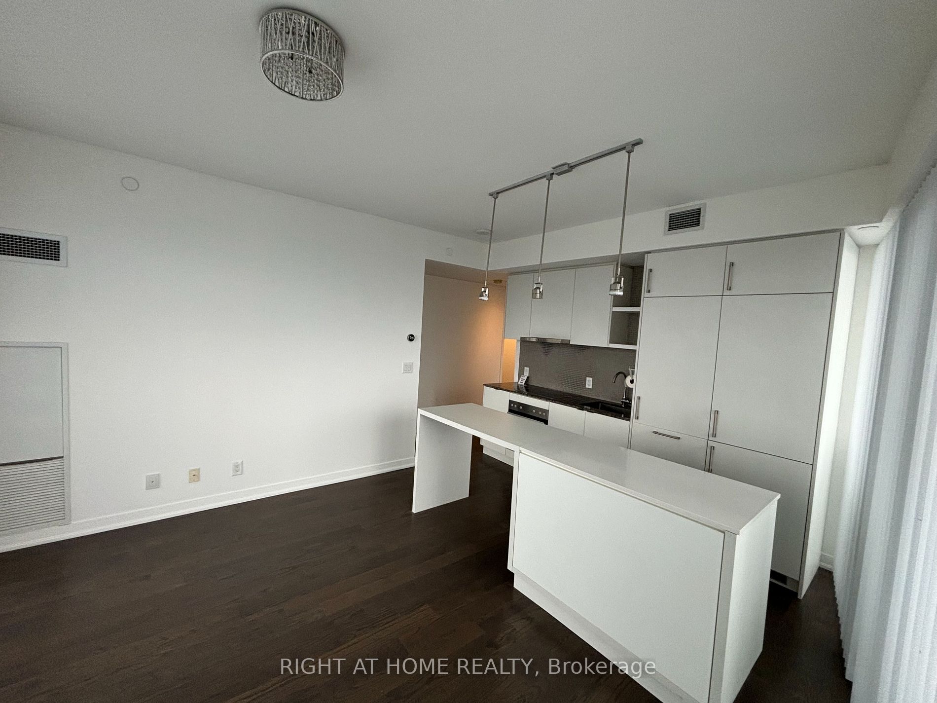 100 Harbour St 6704