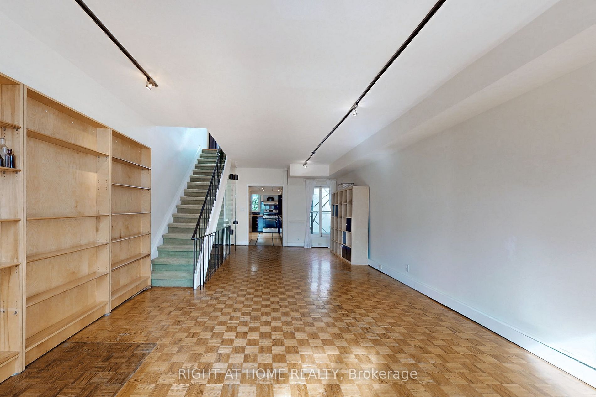 394 E King St