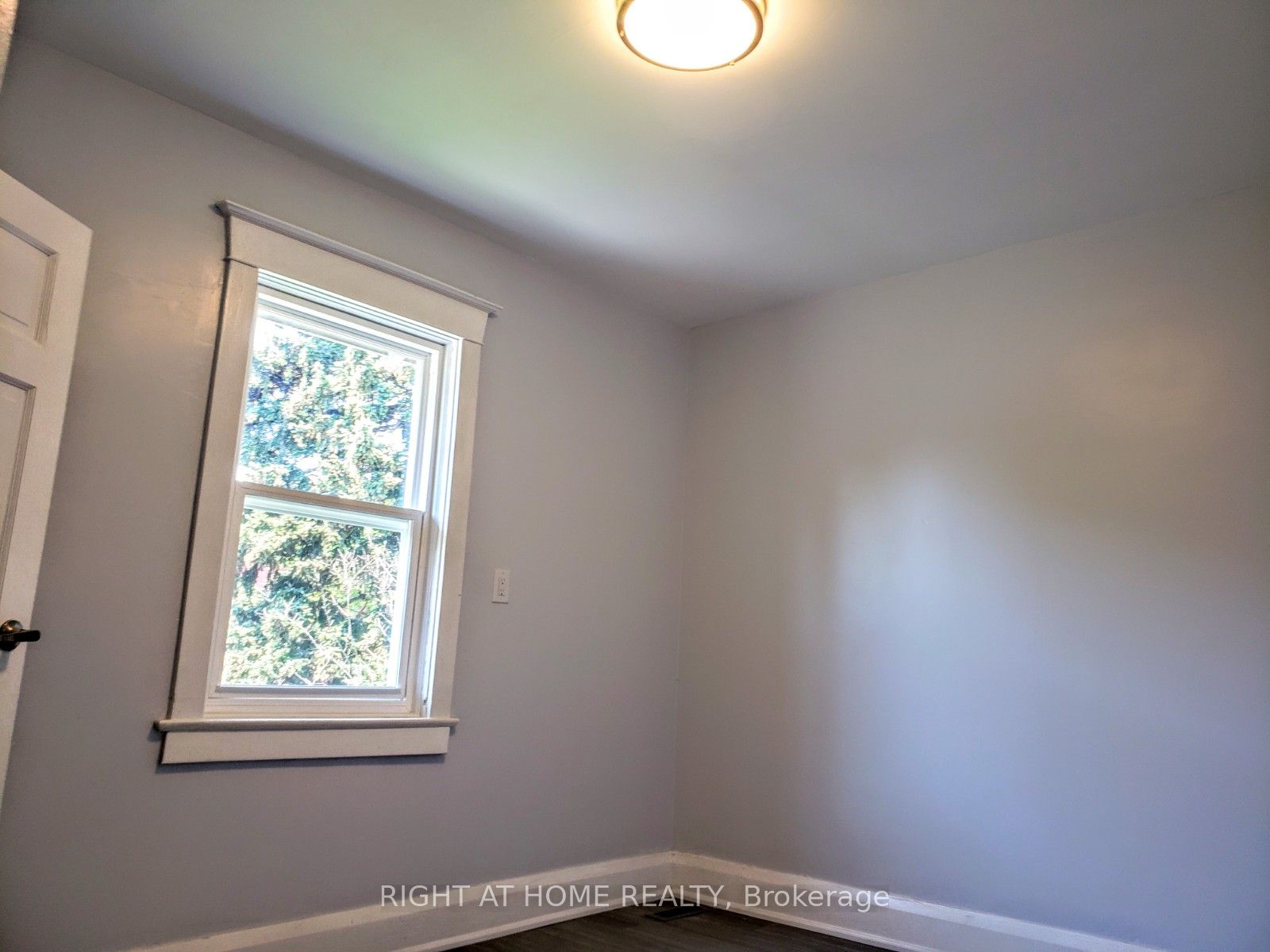 94 Barrington Ave Upper