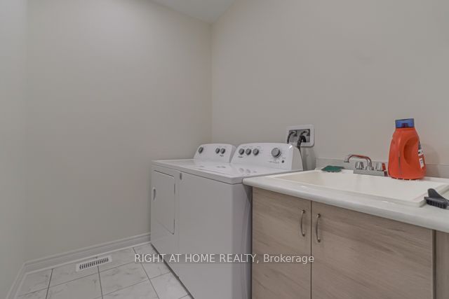 12 Laskin Dr