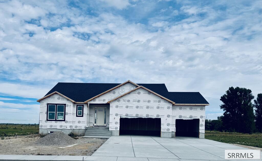 3771 E 369 N
