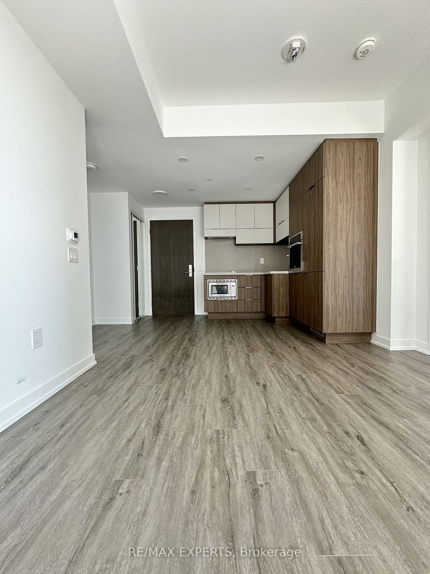 39 Roehampton Ave 2707