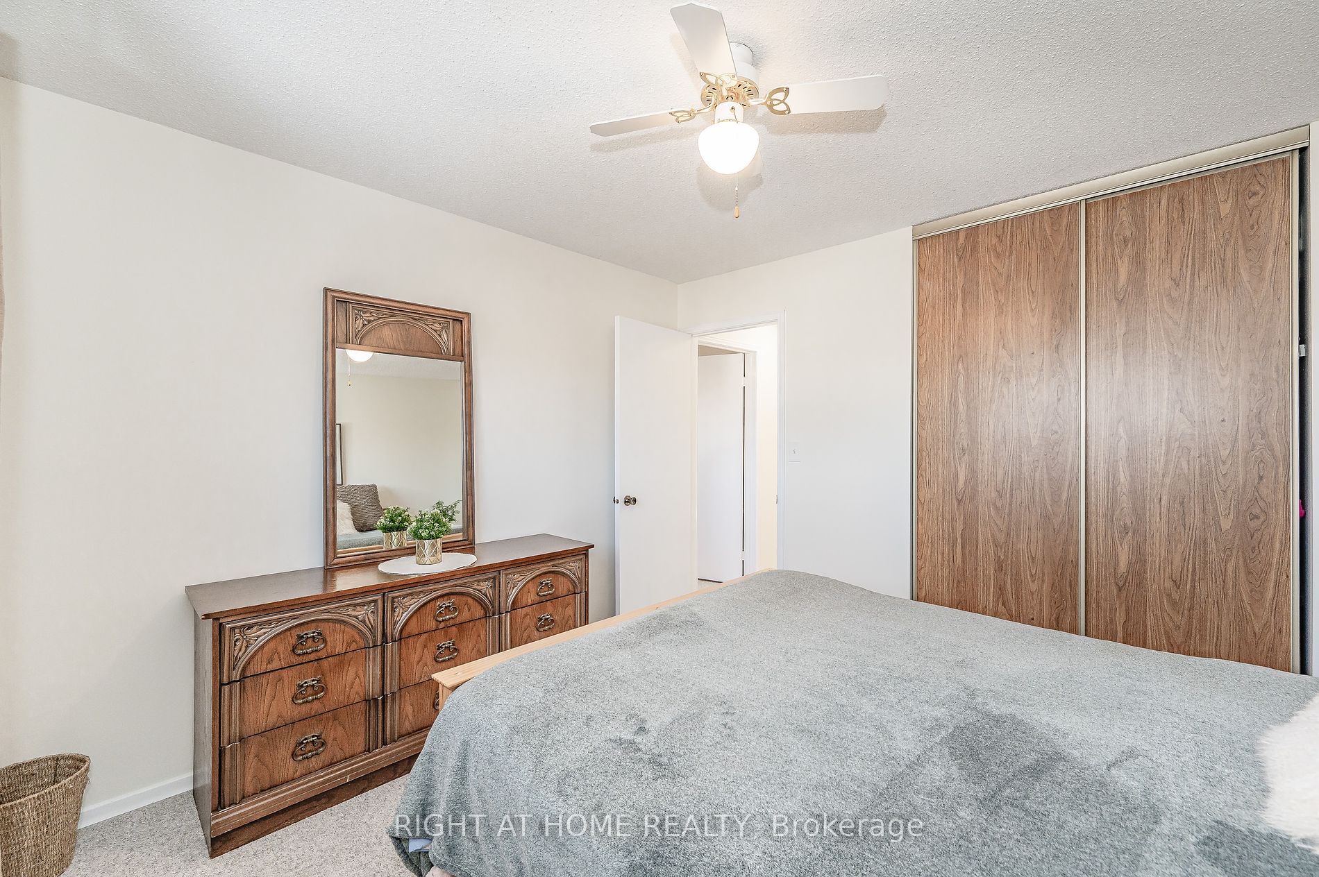 2211 Manchester Dr