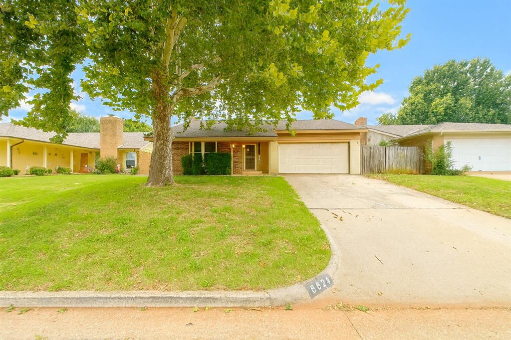 Functional floor plan in this 3 bed/2 bath Canyon North home.  Needs a little TLC, but has a lot of nice features to work with.  Split plan so the master is located on the opposite side of the other two bedrooms.  Nice updated granite counters in the kitchen and new sink/faucet.  Charming wood paneling throughout different areas of the house as well as other nice touches like plantation shutters.  Great location, close to Lake Hefner, lots of shopping and easy access to Hefner Parkway.